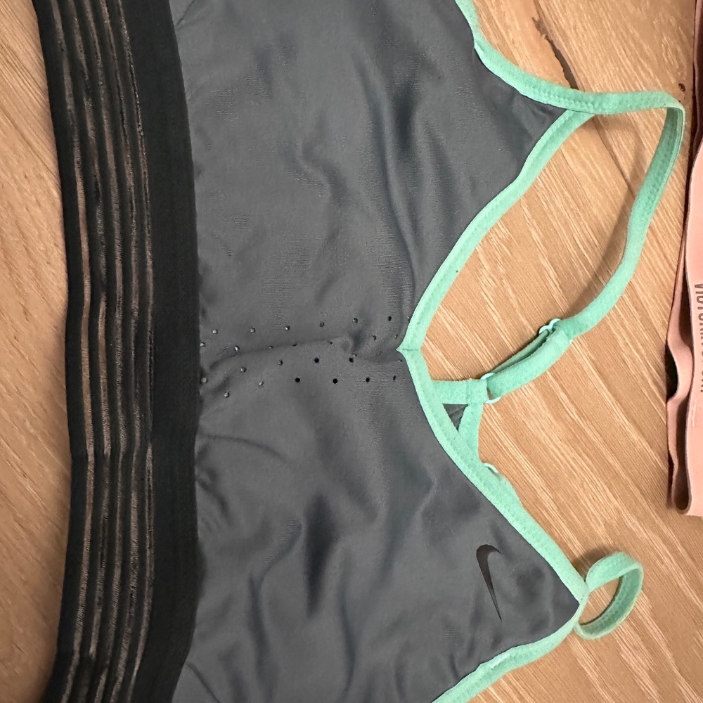 Nike sports bra size medium